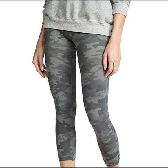 Spanx Look At me Now Camo Grey Seamless Cropped Leggings. Size Lg. - Picture 1 of 10